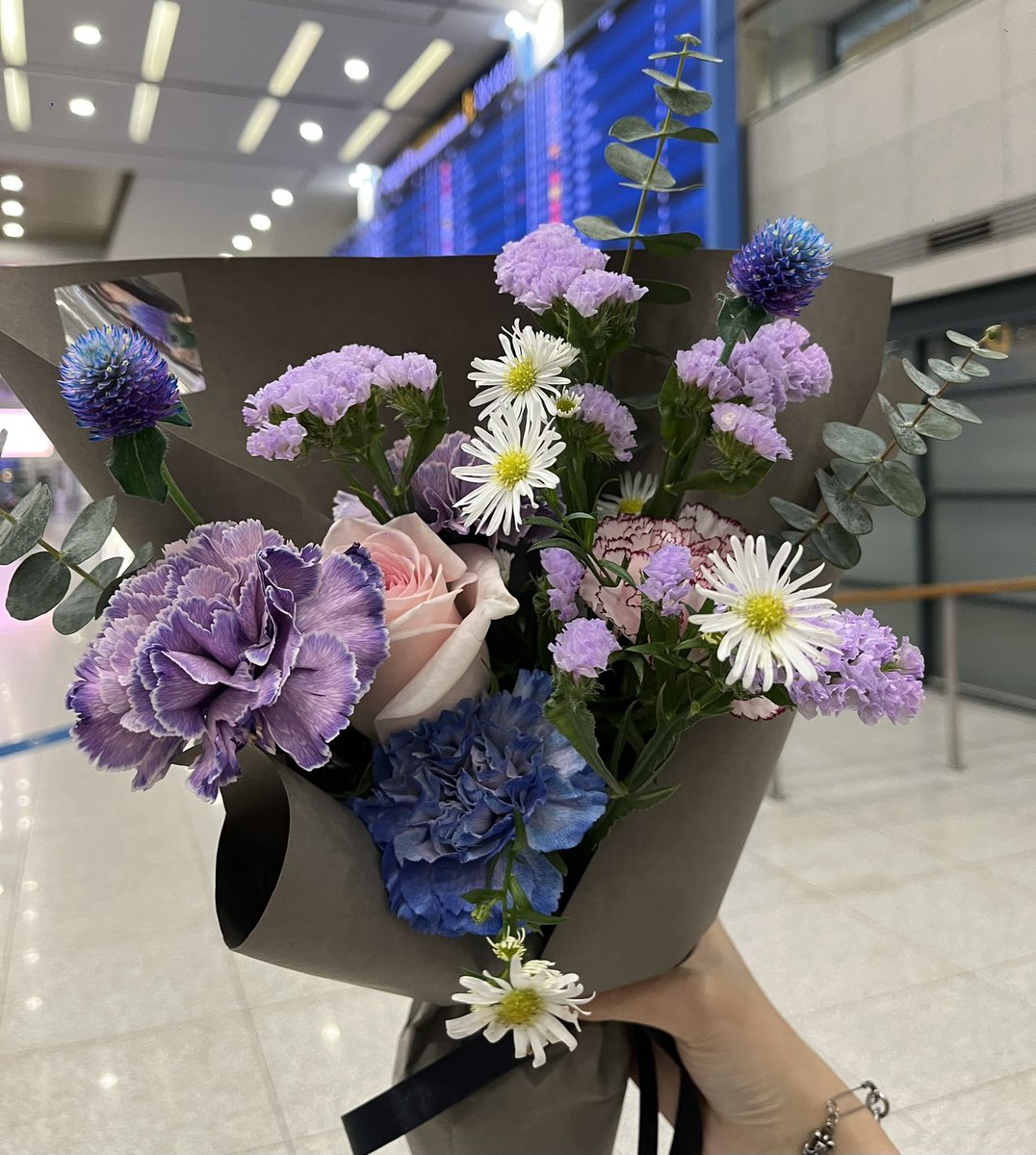 __yeji21's tweet photo. ♠️ : 언니 오늘 무슨 날이게
💜 : 오늘?
♠️ : 우리 결혼기념일💓

언니가 이렇게 웃어주니까 매일 이런거만 생각하잖아
251109 @mingkki21 #MINZY #공민지 #2NE1 https://t.co/O8WR7WJwyJ
