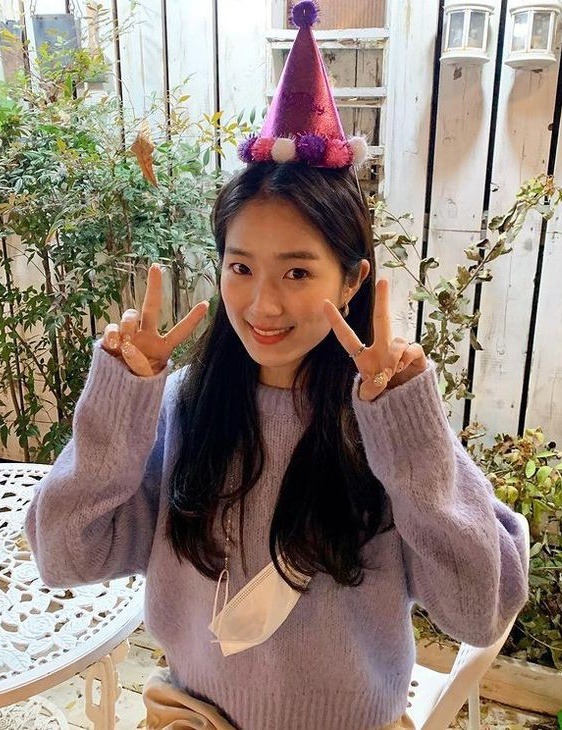 kdrama_menfess's tweet image. Di korea udah tanggal 10 November.

EVERYBODY, SAY HAPPY BIRTHDAY TO OUR LOVELY KIM HYEYOON!! 🥳🎂🩷

•kdm•