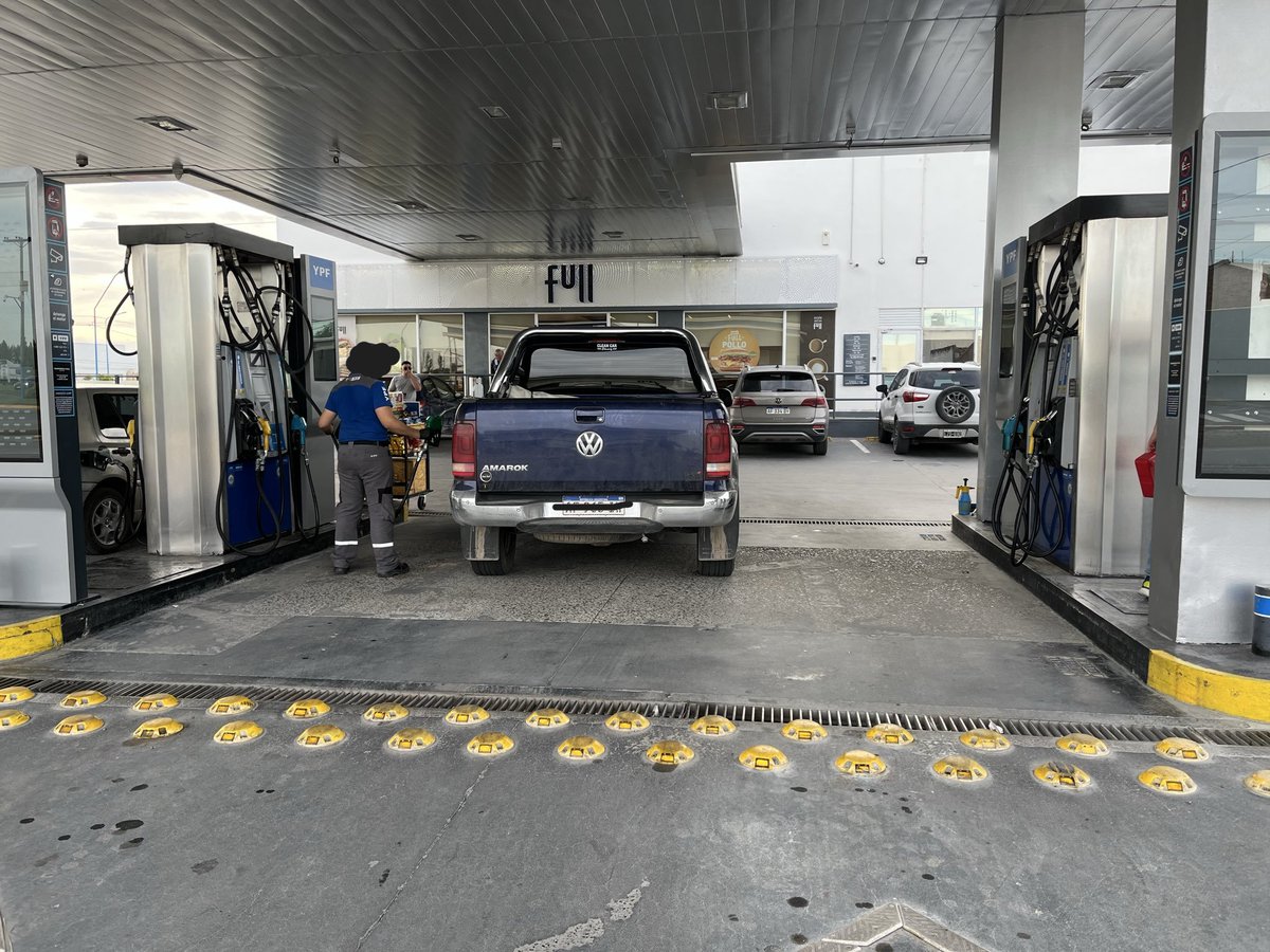 van a tener que replantear los espacios de carga porque imposible que entren dos
