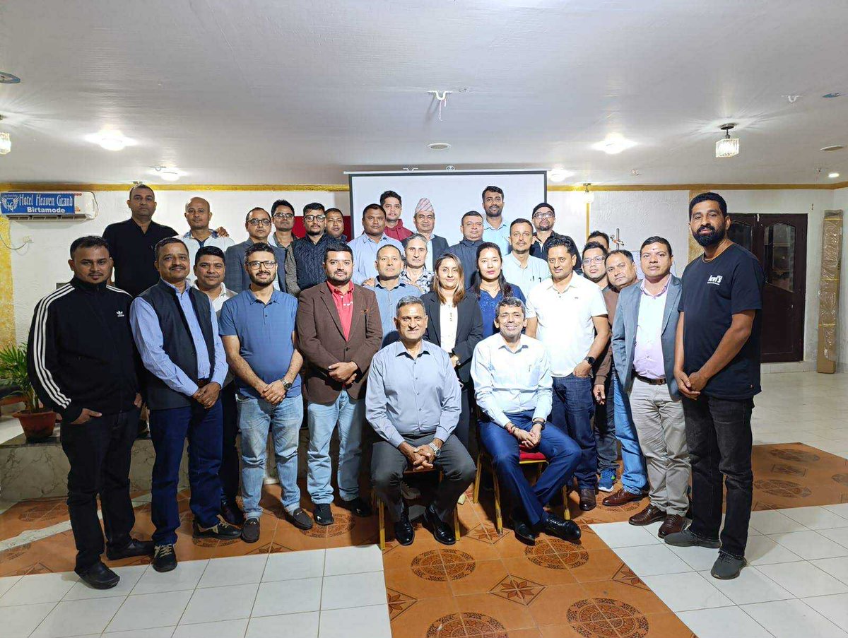 एक्सेल डेभलपमेन्ट बैंकका सम्पूर्ण मित्रहरूसँग झापामा सम्पन्न दुई दिने अन्तरक्रिया कार्यक्रमको स्मरणीय समूह तस्बिर।
तपाईंहरूको माया र आतिथ्यका लागि हार्दिक धन्यवाद।