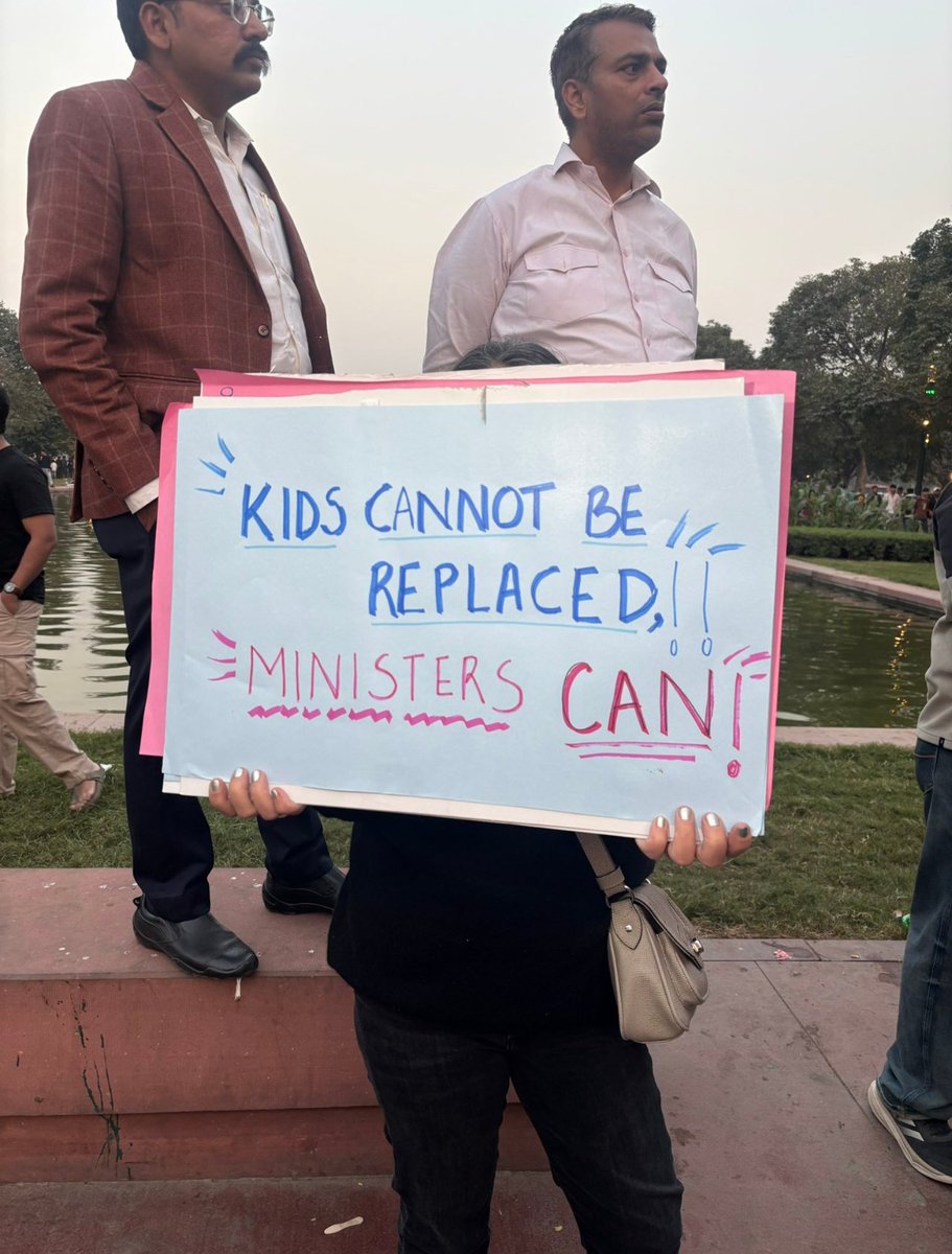 Cockroch4you's tweet photo. Citizens, police face-off at India Gate.

Protestors trying to convince Delhi Police personnel that they too are inhaling toxic air.

 “I miss breathing”, says a protest placard. 

#DelhiPollution #AirPollution https://t.co/O2bTRnE2DD