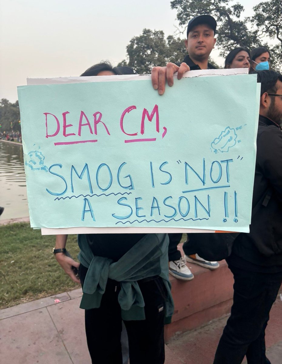 Cockroch4you's tweet photo. Citizens, police face-off at India Gate.

Protestors trying to convince Delhi Police personnel that they too are inhaling toxic air.

 “I miss breathing”, says a protest placard. 

#DelhiPollution #AirPollution https://t.co/8zMHJHWbIf