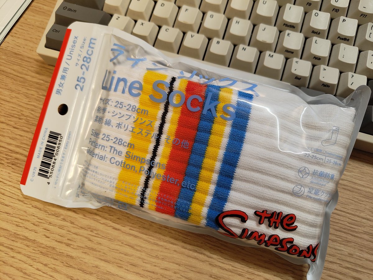 pixelzend's tweet image. ファミマのシンプソンズ靴下を手に入れた！（売り切れててなかなか見つからなかった）
色が良いね。