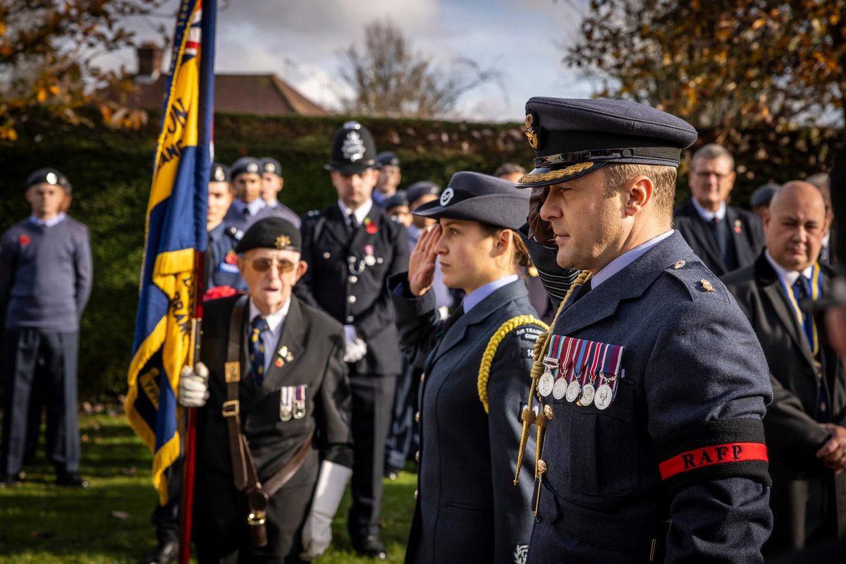 RAFNortholt's tweet photo. Cadet Warrant Officer Wong joined Station Commander RAF Northolt, Gp Capt Lee Wales, at today’s Remembrance Parade in Ruislip. We gathered to remember those who gave the ultimate sacrifice @MiddlesexATC @leewales7 @ComdtAC https://t.co/OuWX8HoA7u