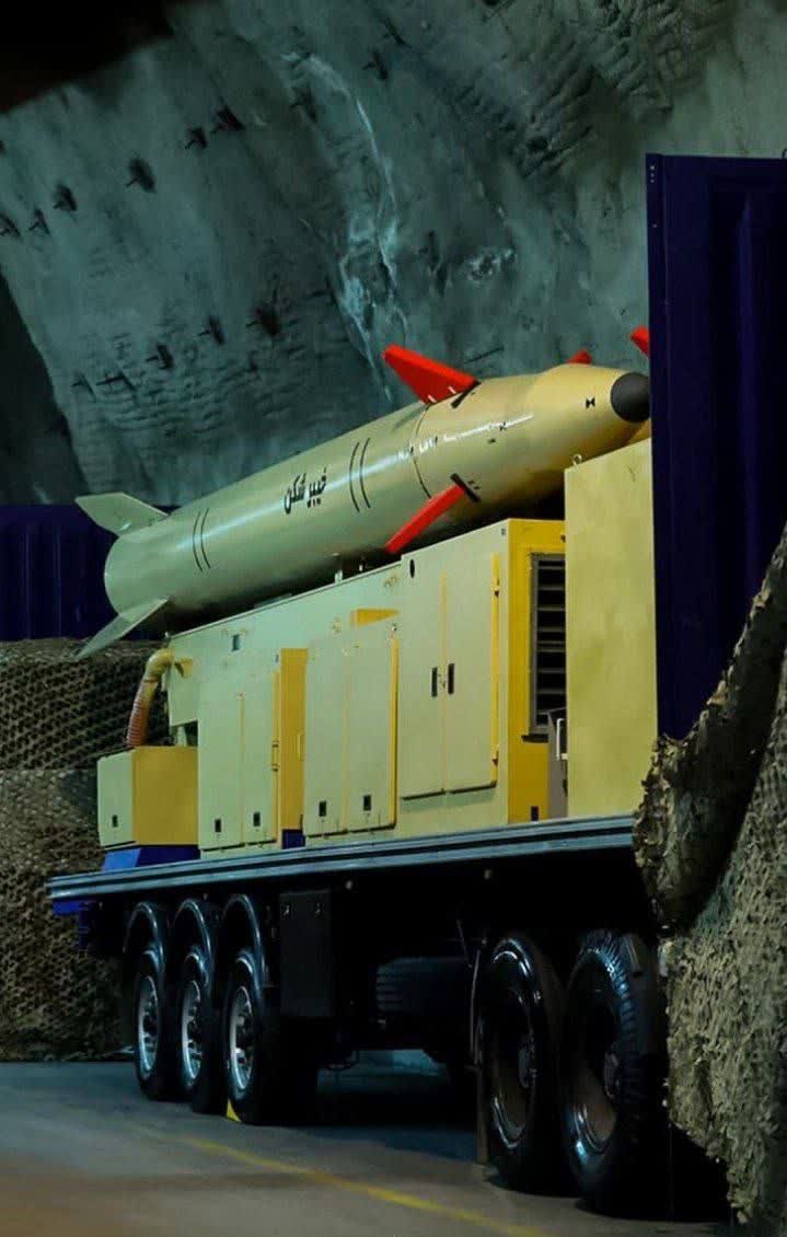 أولاد الصـ.واريخ أيضاً يحبّون السيارات 😄
فقط انظر إلى الإطارات!