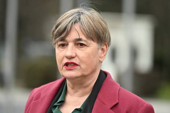 Trdi, da lahko komunicira z umrlimi. Pomaga si pa z aplikacijo. ☕