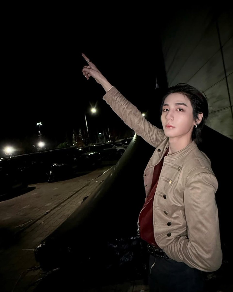 dongzyun's tweet photo. march forward to invade your heart! on my thoughts are the smiling face of onedoors we encountered during our broadcast and fanmeet, just how the curve of happiness on your face could lighten up my day even after dark.. 𓆝 you’re engraved with joy on the very core of my bones. https://t.co/nIj76ikTSx