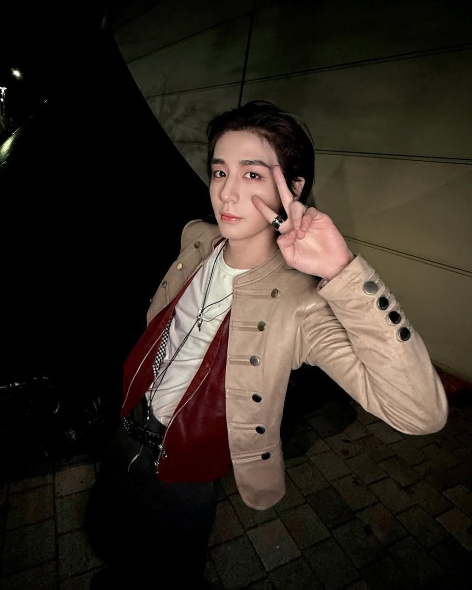 dongzyun's tweet photo. march forward to invade your heart! on my thoughts are the smiling face of onedoors we encountered during our broadcast and fanmeet, just how the curve of happiness on your face could lighten up my day even after dark.. 𓆝 you’re engraved with joy on the very core of my bones. https://t.co/nIj76ikTSx
