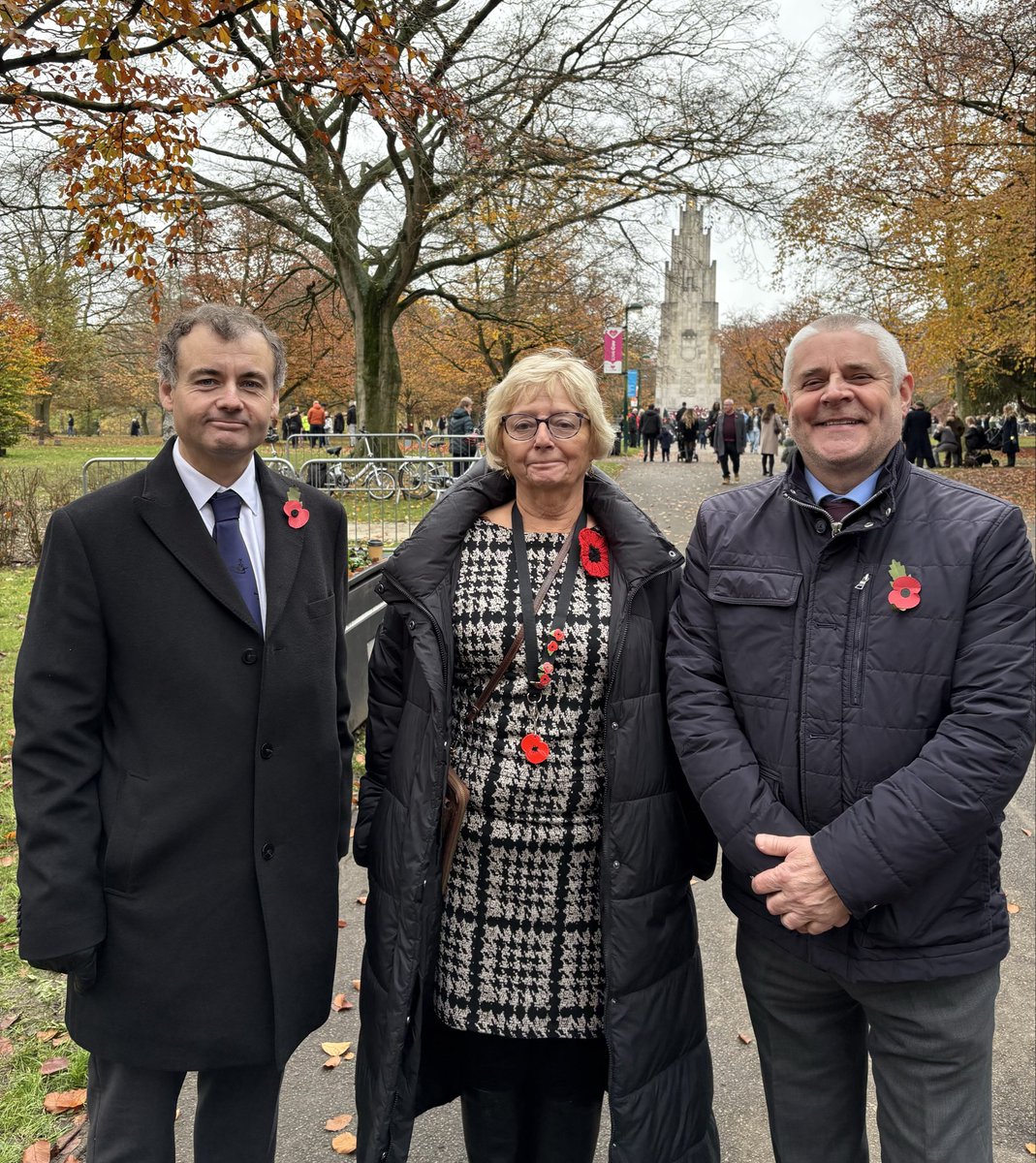 An honour to attend this morning’s Remembrance Day Service &amp; Parade at <a href="/warmemorialpk/">War Memorial Park</a> with <a href="/LepoidevinJulia/">julia lepoidevin</a> &amp; <a href="/CllrGaryRidley/">Cllr Gary Ridley</a> #lestweforget