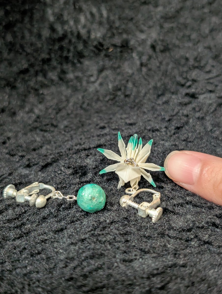 altoctober's tweet image. arteVarieでちゃ様(@charmy)よりお迎えしました！
こ〜んなに小さいのにめっちゃ九尾！！凄くないですか…！？
この緑色もとっても綺麗なんですよ。店主さんが詳しく説明してくれて聞いてるのとっても楽しかったです😆