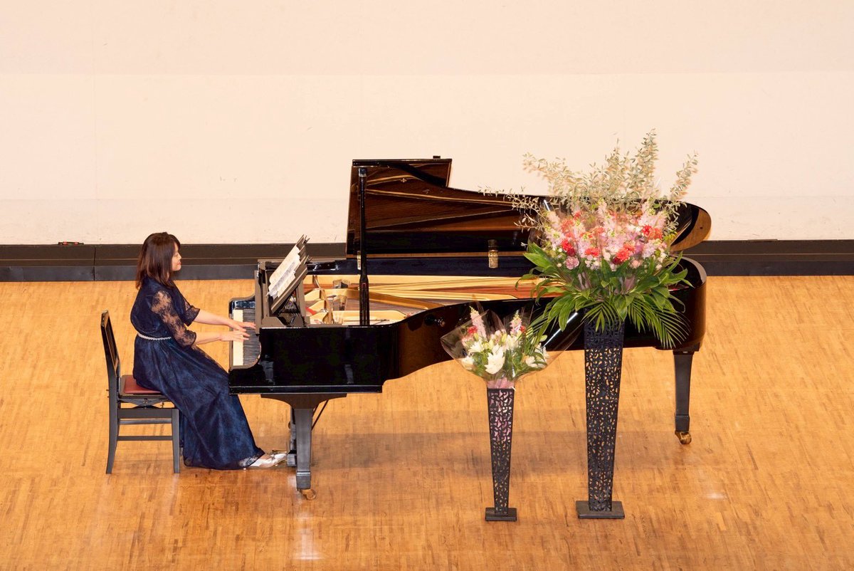 PianoKayoko's tweet photo. ピアノ発表会🎹無事おわりました♪
みんなの頑張りが詰まった一日になりました✨
生徒さんへ贈った記念品と生徒さんたちからいただいた花束💕
講師演奏はシューマン作曲／リスト編曲『献呈』
納得できない演奏になってしまったで、もう一度練習し直します。丁寧に仕上げたいです。 https://t.co/bT6P4VaEV9