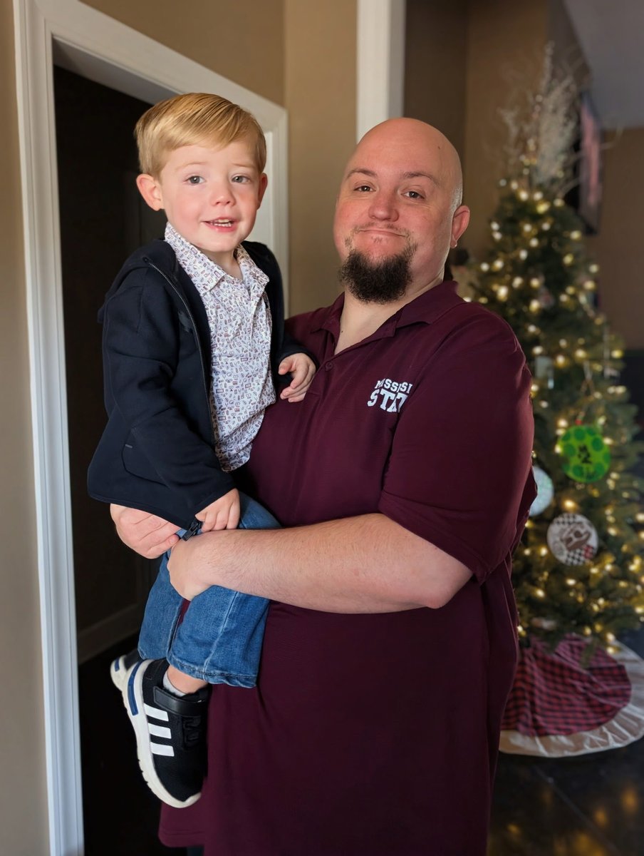 Glad I could get a morning with Raynes then I am off to work for another event. He even chose to support the dogs today. 🐶🦴🐾🏀🗑️🏈