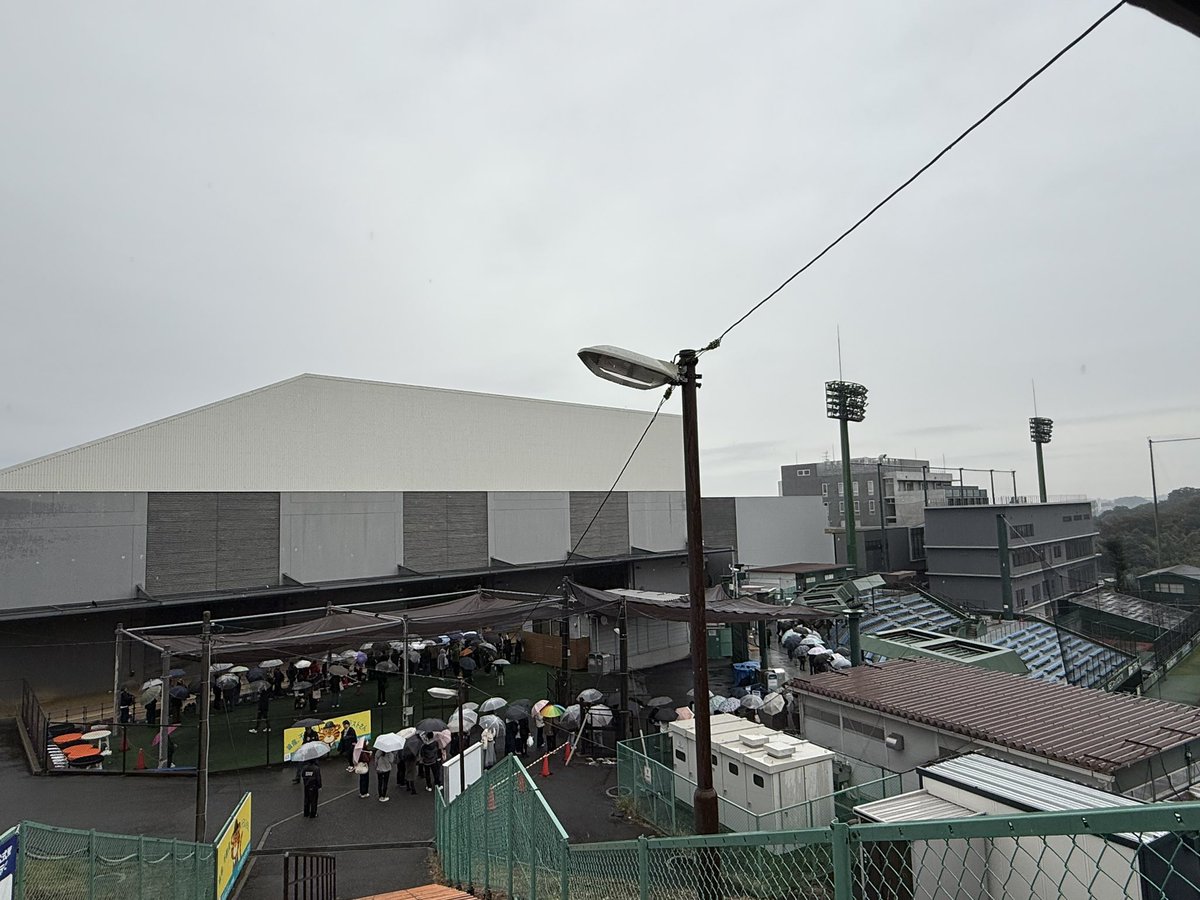 Ryo1_info's tweet photo. ジャイアンツ秋季キャンプに行きました！雨のため、ジャイアンツタウンスタジアムで見れなくて残念😢

少し並びましたが、屋内の練習の様子を近くで見ることができました。プロは凄いなぁ…
（屋内の写真撮影は禁止だったので、選手を写せなかったのは残念…）

#巨人　 #ジャイアンツ　#プロ野球 https://t.co/XmBYfeRypi