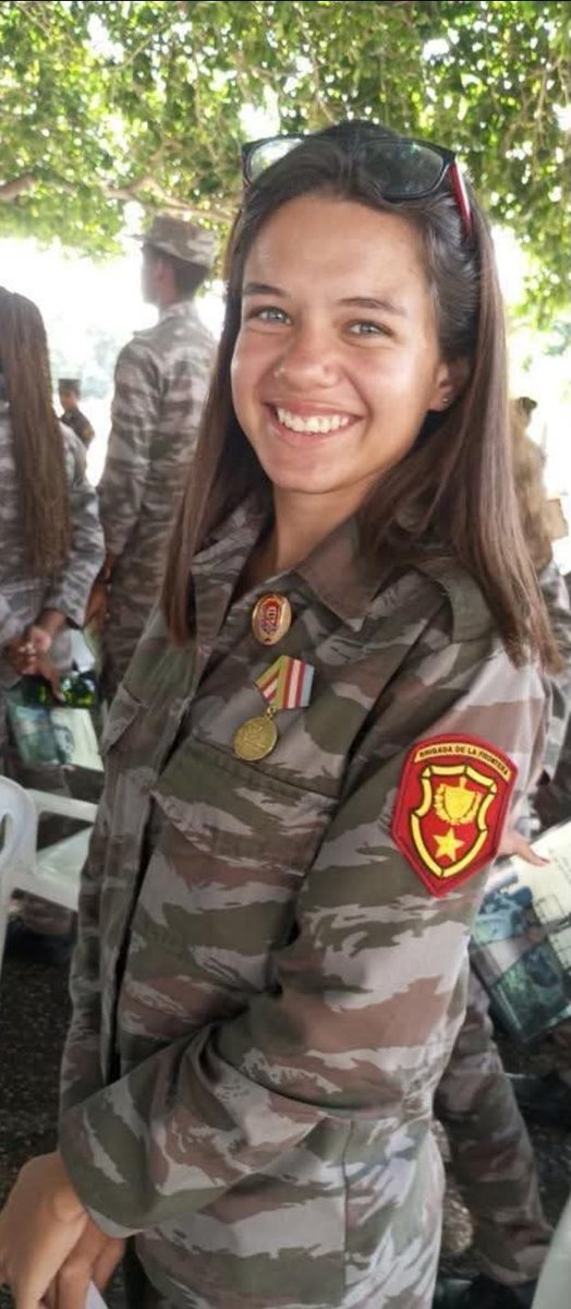 Allí, donde la fuerza de la Patria tiene sonrisa de mujer.
Brigada de la Frontera, 64 años Haciendo Revolución!!!
#FARCuba