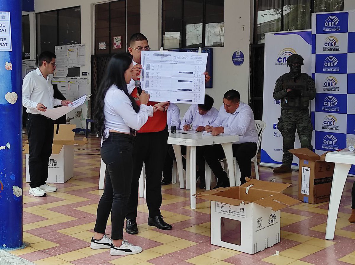 <a href="/MgLorenaRamos1/">Mg. Lorena Ramos</a> <a href="/AlejandroVela83/">Alejandro Vela Salazar</a> <a href="/PoliciaEcuador/">Policía Ecuador</a> <a href="/FFAAECUADOR/">Fuerzas Armadas del Ecuador</a> <a href="/cnegobec/">cnegobec</a> #LaDecisiónEsTuya 🫵 | Se procede con el llenado de las actas y el embalaje del material electoral.

#SimulacroNacional 🗳️🇪🇨
#ReferéndumYConsulta2025 🙋🏽‍♂️🙋‍♀️🙋🏽