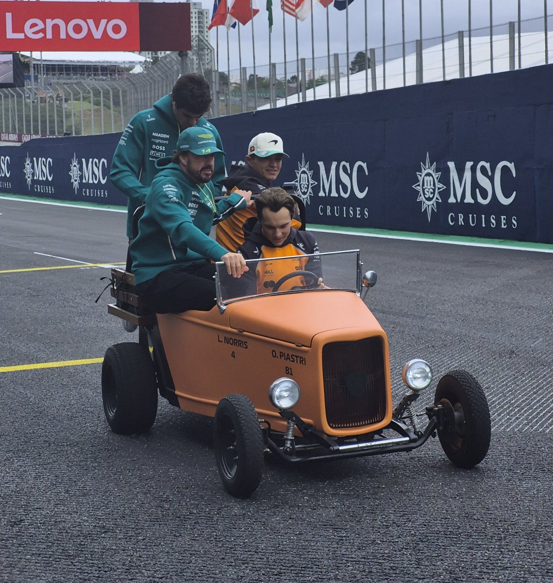AdrianMCF's tweet photo. Vaya llorera tengo que el coche de Aston Martin se ha roto y Alonso y Stroll se han tenido que subir en el de McLaren 😭😭😭 https://t.co/he7RCglTBO