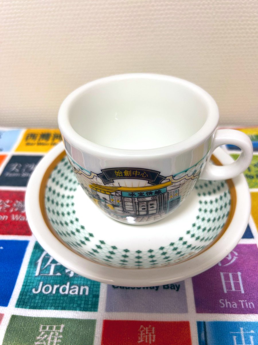 ngongping360's tweet photo. 5番目に紹介するのは太子にあるショッピングセンター始創中心で2017年に開催された『經典冰室舊物珍藏展』の期間中に一定金額以上購入した人にプレゼントされたノベルティの奶茶杯になります。
販売されていた物ではないのでかなりレアな物だと思います。
カップには昔ながらの冰室が描かれています。 https://t.co/p7p80fWbXq