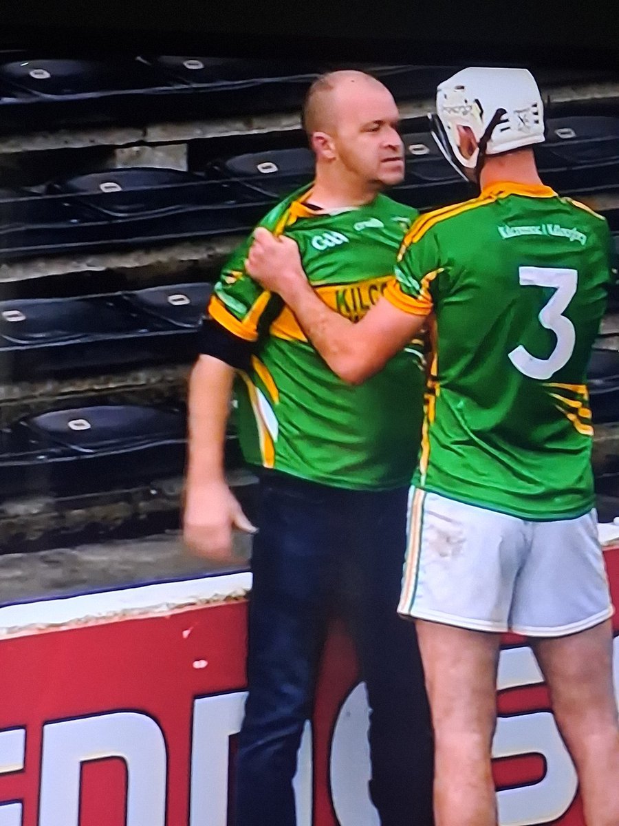 SidelineCutsPod's tweet photo. Who are you backing in a scrap ? #gaa #ballyhale #hurling https://t.co/DLMrUhdzFr