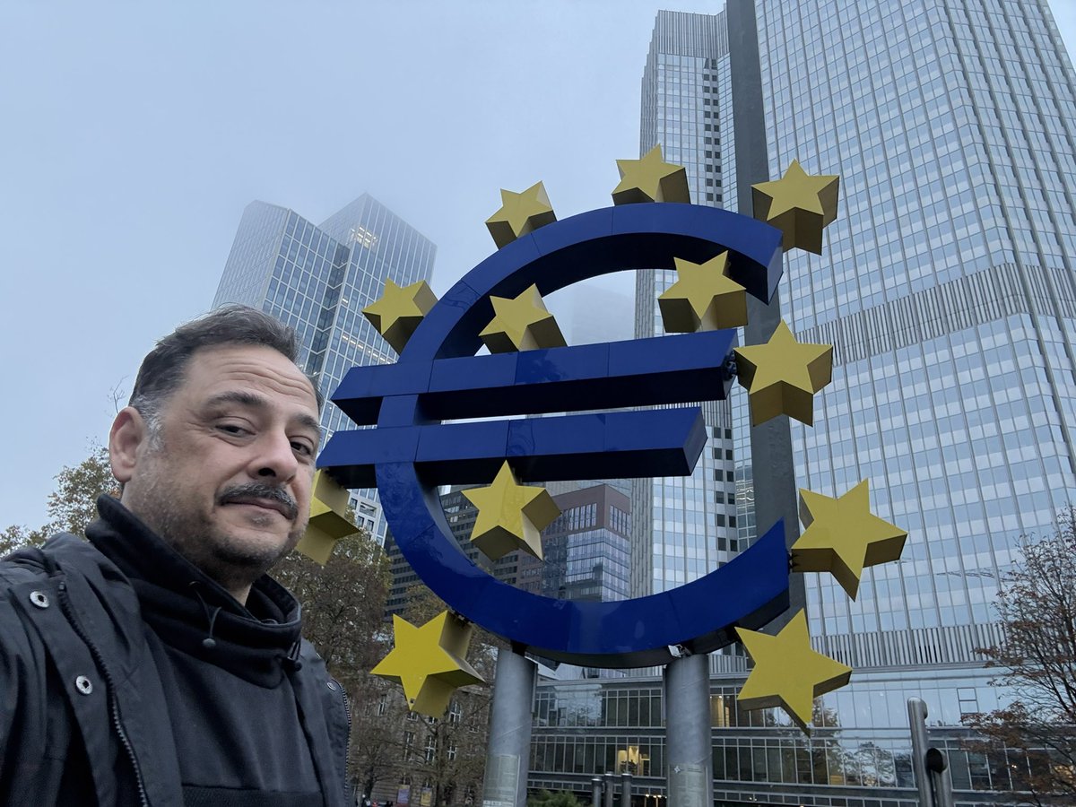 Frankfurt’ta kankamla hatıra foto çekildik…. Yakında ikimiz de 54 olacağız