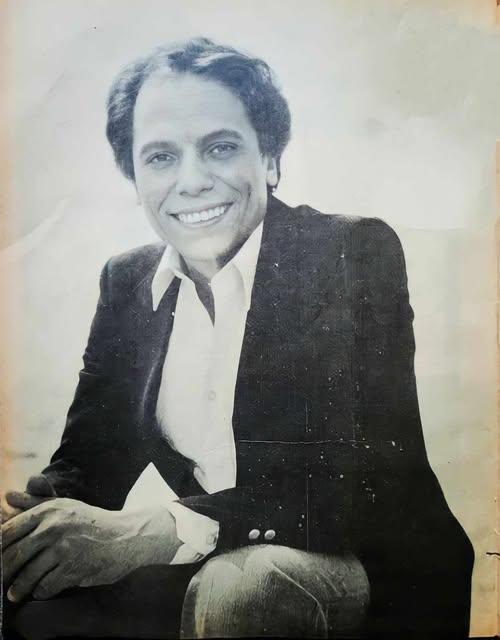 شكل الفنان المصري اللي عاش حياته كلها وهو عينه مليانة، حتى قبل الشهرة والفلوس، واتكرم في كل الدول العربية بس عمره ما قعد يألف لهم قصص، عشان ياخد تصقيف وهدايا.