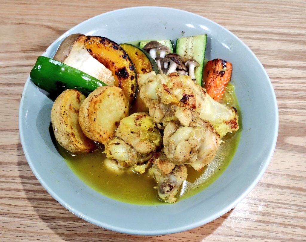 今日はスープカレーでした。

アイスバインで余ったスープに、カレー粉とバターで作りました。
野菜もりもり、色とりどり。