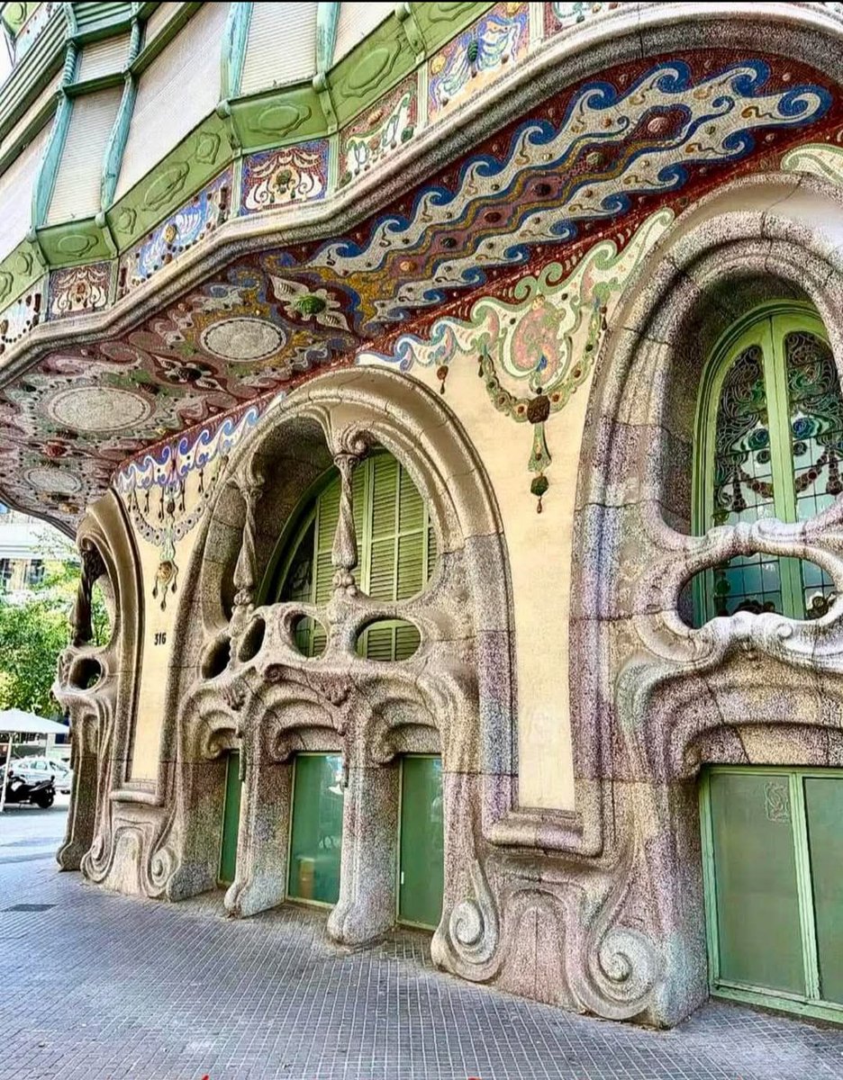 CASA COMALAT .
Detalle de este precioso edificio modernista, realizado por el arquitecto catalán , Salvador Valeri i Pupurull entre los años 1909 - 1911 .
BARCELONA 😍❤️