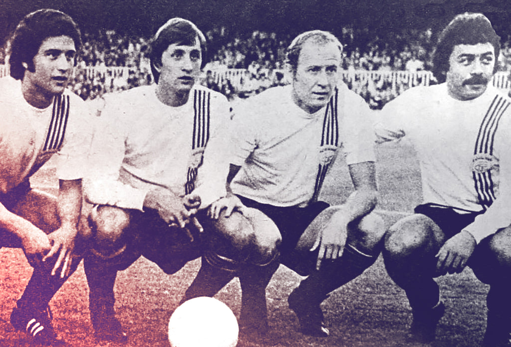 No oblidem que la nostra Selecció es anterior a l'espanyola, i que no podem disputar tornejos internacionals per imposició estatal.

Alguns haurieu d'obrir els ulls; guanyar eurocopes està bé, però lluitar pels drets del teu país està molt millor. I és el teu deure.