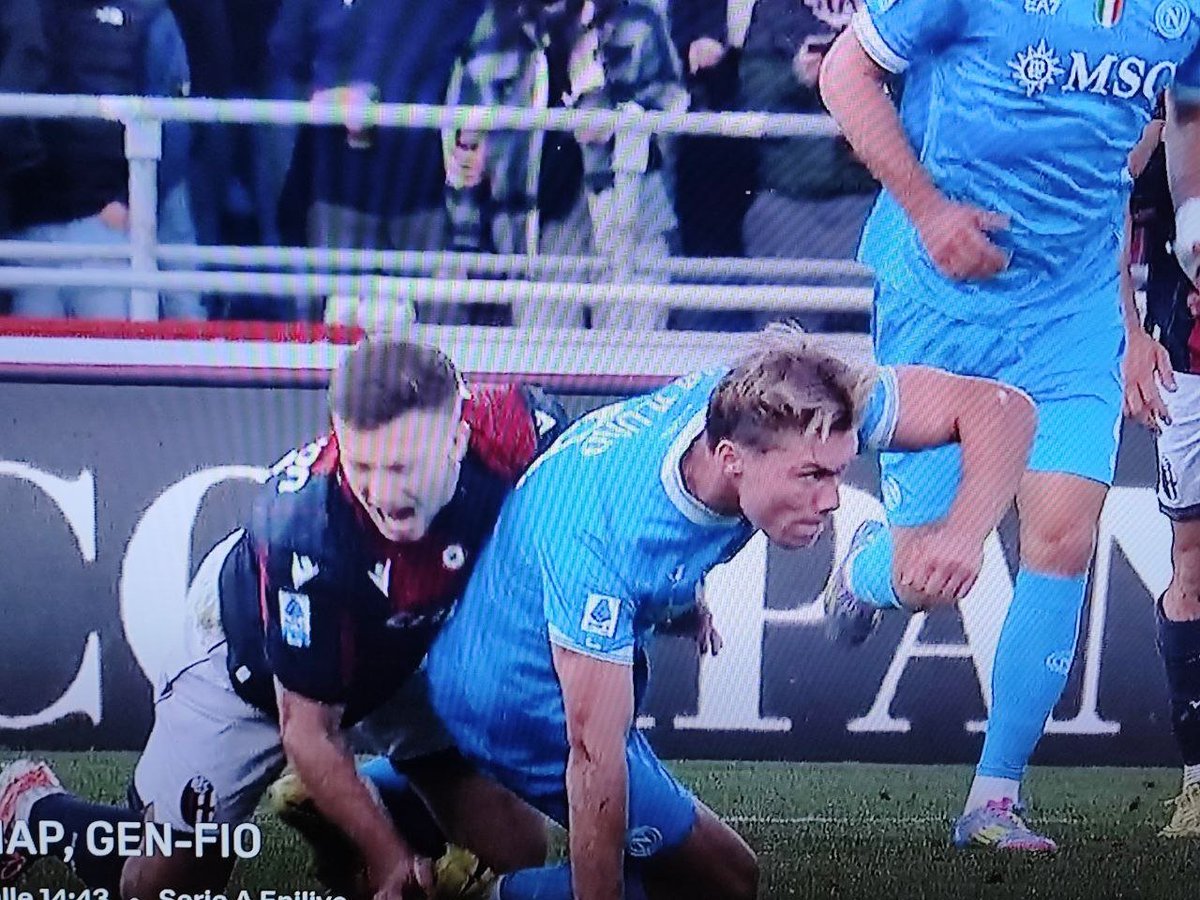 maugirzio_russo's tweet image. #BolognaNapoli - #Hojlund sferra due gomitate sul fianco a #Ferguson (che si tocca sul volto). Per #Chiffi è solo ammonizione, #Meraviglia non lo richiama al #Var. Non sarà contento #Rocchi che ha chiesto di punire il gioco violento @calciomercatoit