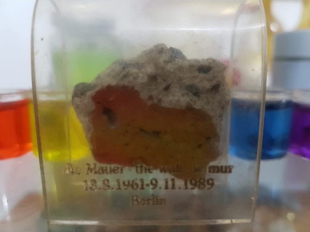 AndromedaNat's tweet image. Hace 36 años, la noche del 9 noviembre de 1989, fue derribado el muro de Berlín su caída posibilitó la reunificación de Alemania y fue precursora de la desaparición de la Unión Soviética y del final de la guerra fría.