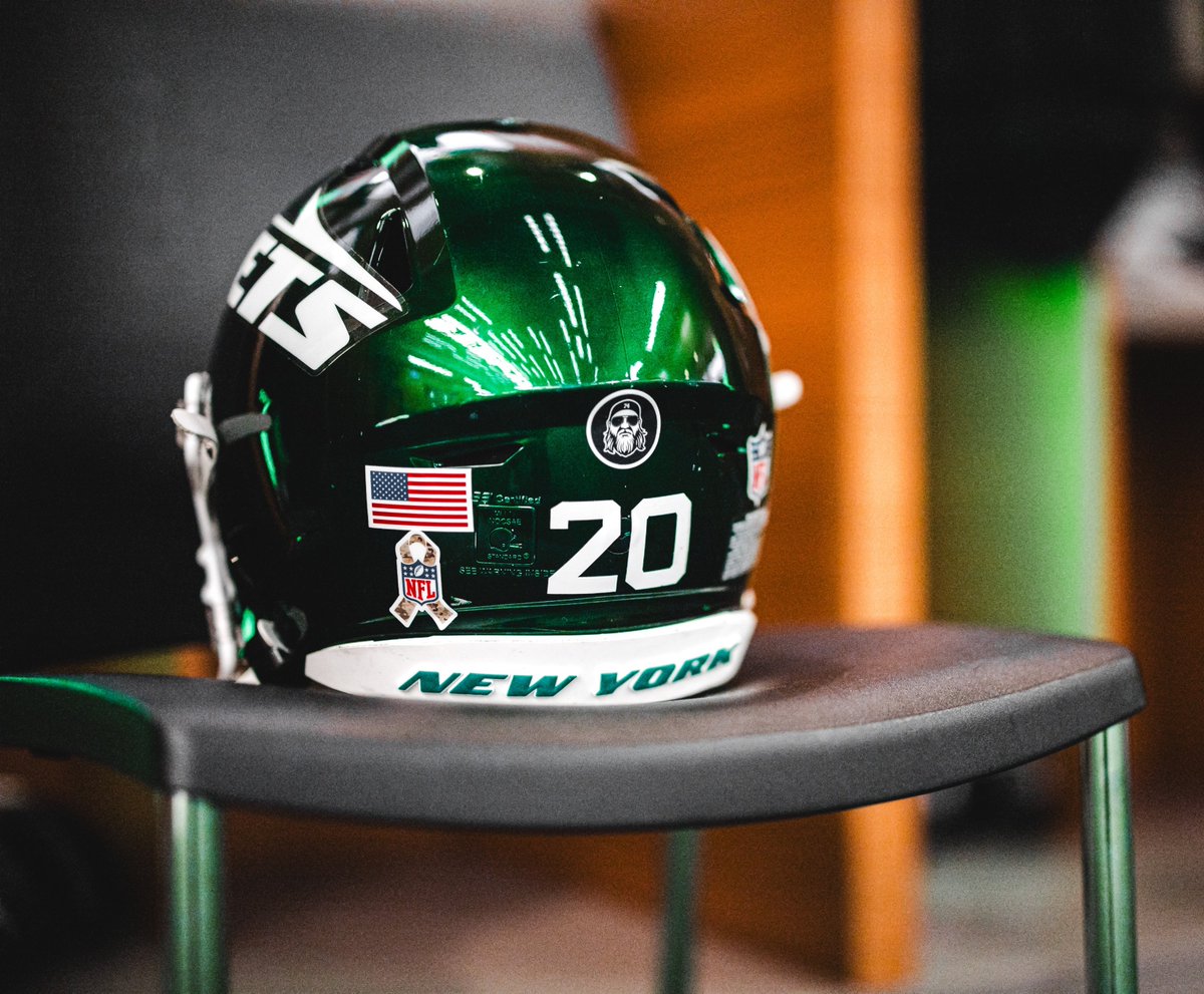 NYJetsTFMedia's tweet image. The #Jets with Nick Mangold shirts &amp;amp; decals on the helmet 🙏🏻🥹

📸 @nyjets