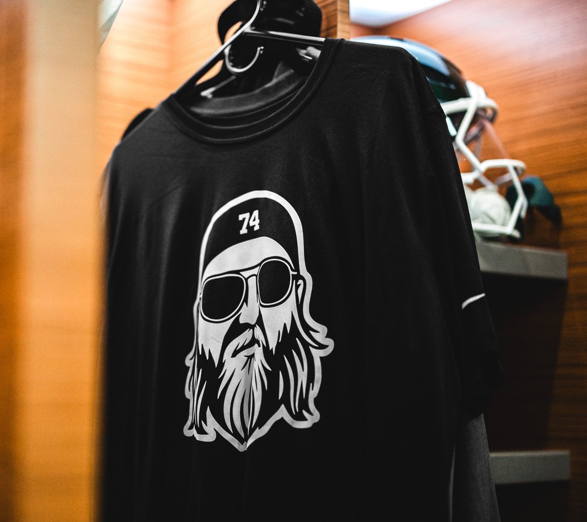 NYJetsTFMedia's tweet image. The #Jets with Nick Mangold shirts &amp;amp; decals on the helmet 🙏🏻🥹

📸 @nyjets