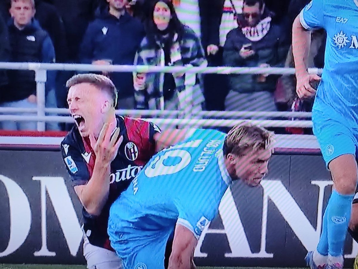 maugirzio_russo's tweet image. #BolognaNapoli - #Hojlund sferra due gomitate sul fianco a #Ferguson (che si tocca sul volto). Per #Chiffi è solo ammonizione, #Meraviglia non lo richiama al #Var. Non sarà contento #Rocchi che ha chiesto di punire il gioco violento @calciomercatoit