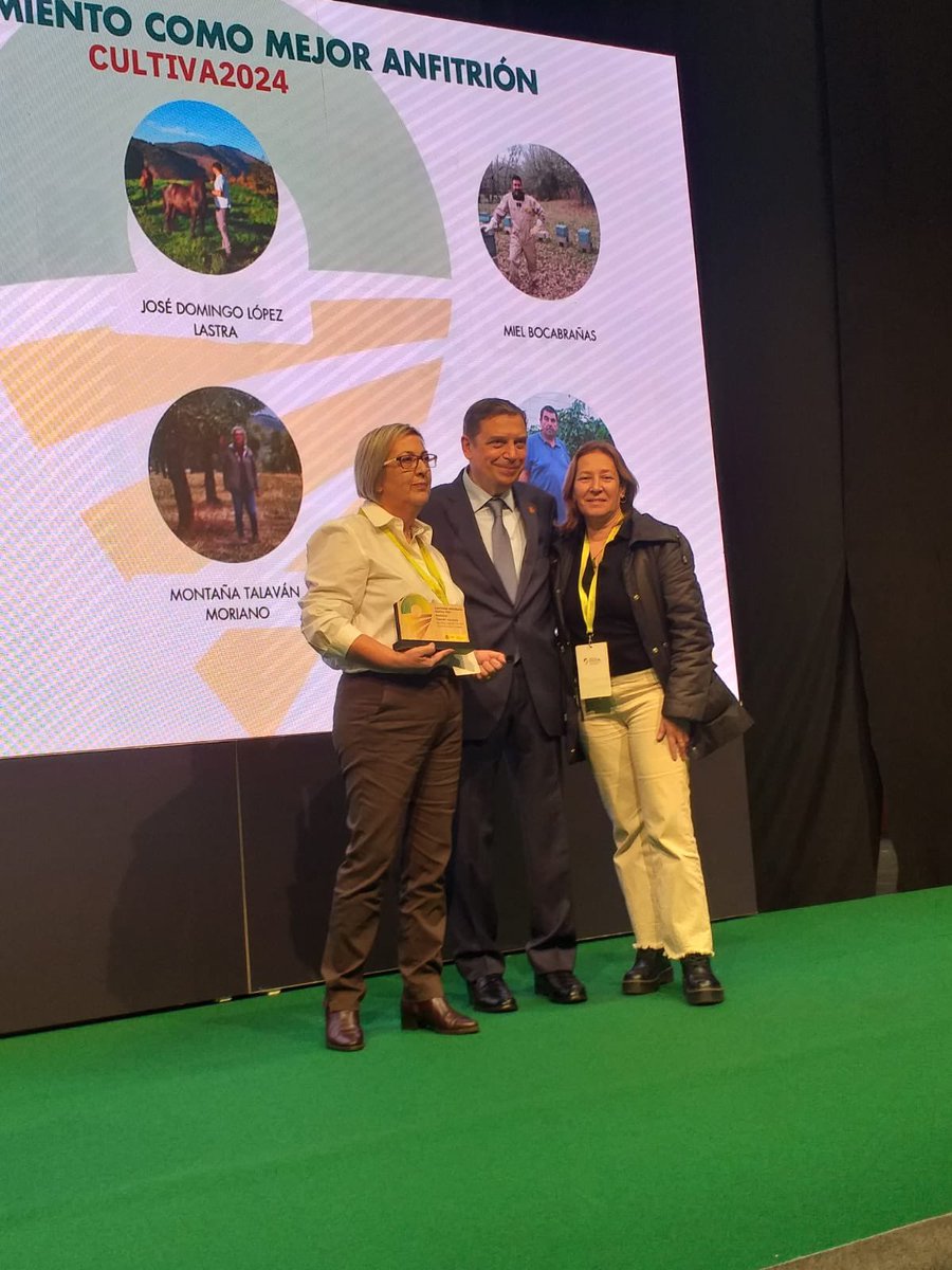UPA_Extremadura's tweet image. Montaña Talaván ha recibido el reconocimiento de mejor anfitriona del #ProgramaCultiva 2024 👏 

Esta iniciativa del @gobmapa es una de nuestras grandes apuestas para favorecer el relevo generacional en el #campo. El premio fue entregado en la primera edición de Expo SAGRIS ⬇️