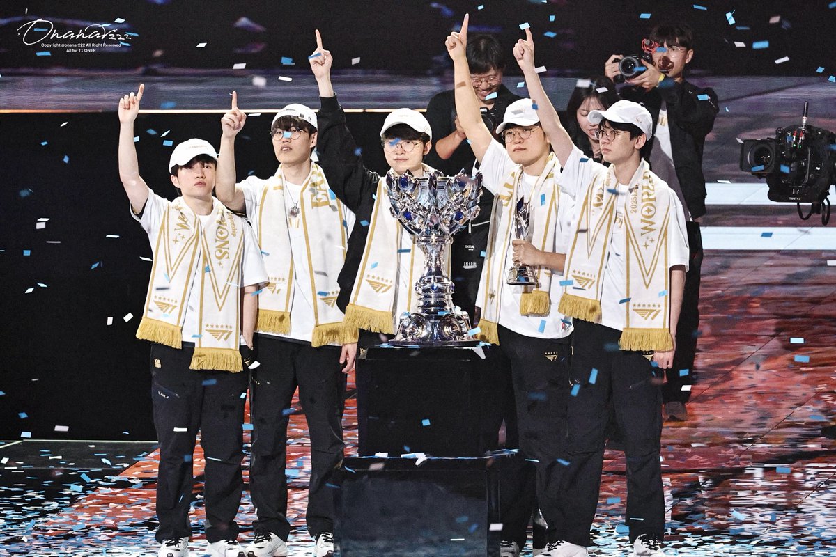 onanar222's tweet photo. 「251109 Worlds Final」
️
🏆🏆🏆🏆🏆🏆
WE ARE THE CHAMPION！
#T1 #T1WIN #Doran #도란 #Oner #오너 #Faker #페이커 #Gumayusi #구마유시 #Keria  #케리아 https://t.co/rVOxQd4MD3