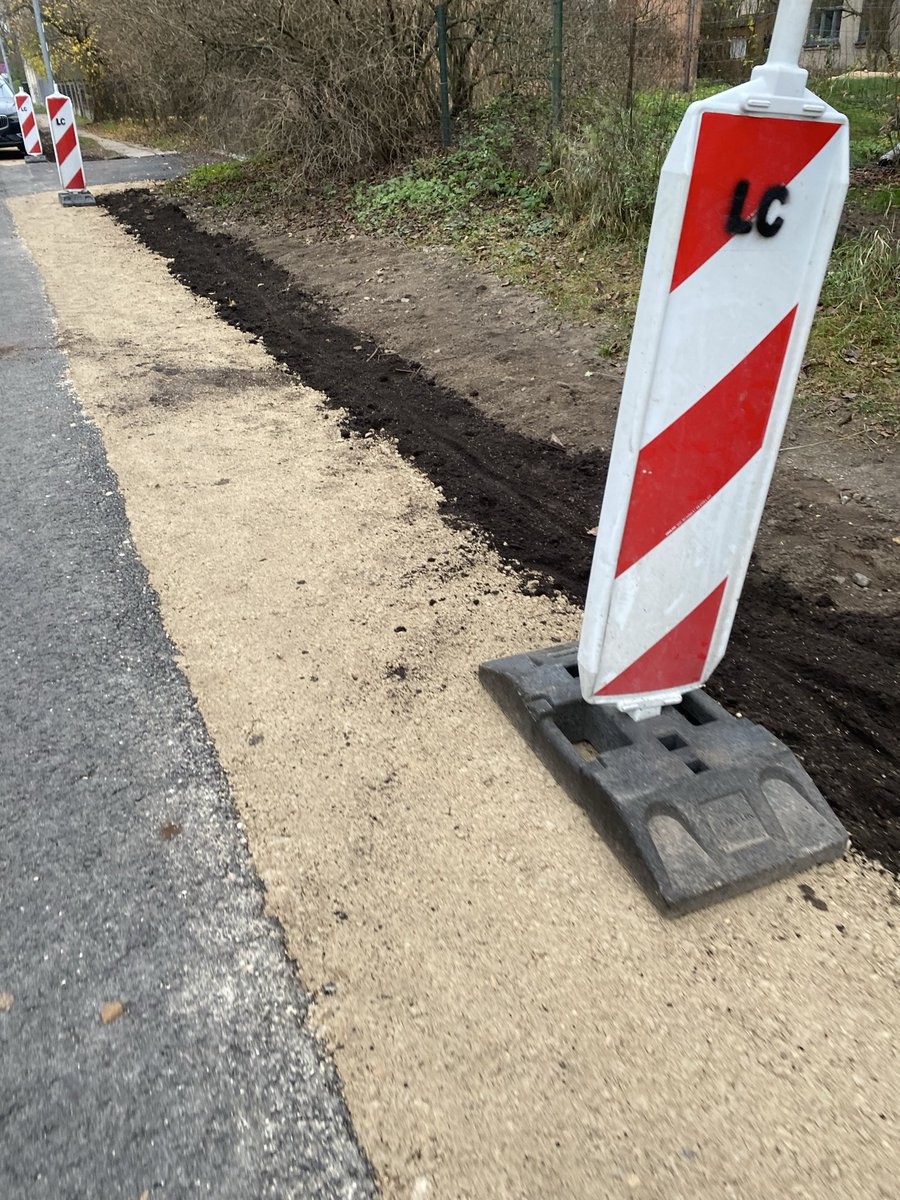 Sunītis vēlas izmantot dienesta stāvokli un pasūdzēties <a href="/RigasDome/">Rīga</a> par veiktajiem darbiem Laimdotas ielā!
Kur ietves? Te uz skolu iet bērni, jūsu nākotne un nodokļu maksātāji! 
Kas tā par simbolisku zālīti!