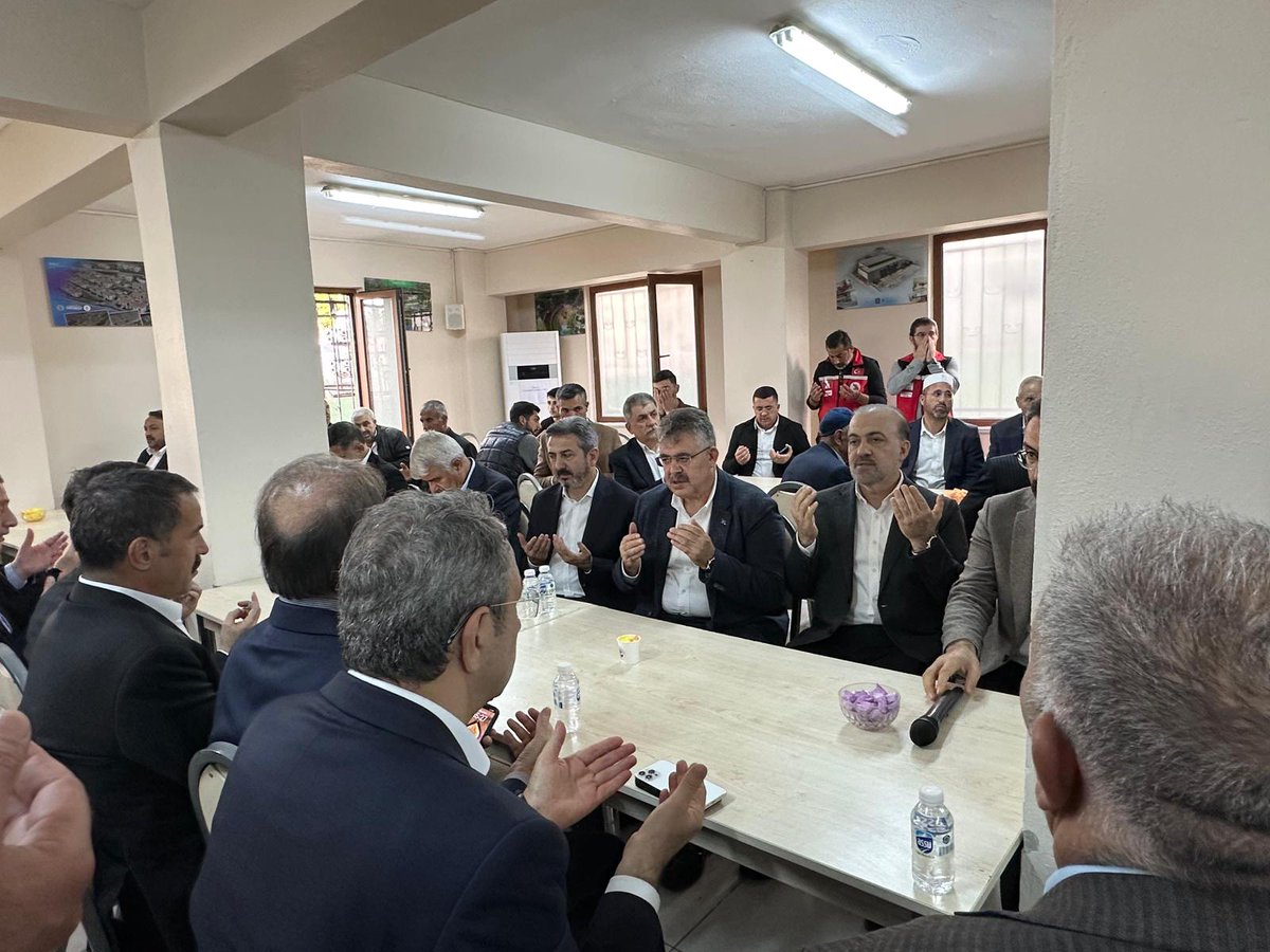 SahinTalus's tweet photo. Dilovası’nda yaşanan elim hadisede hayatını kaybeden emekçi kardeşlerimizin ailelerine taziye ziyaretlerinde bulunduk.

Acılı ailelerimizin yanında olarak başsağlığı dileklerimizi ilettik. https://t.co/mwLRDCLjfA