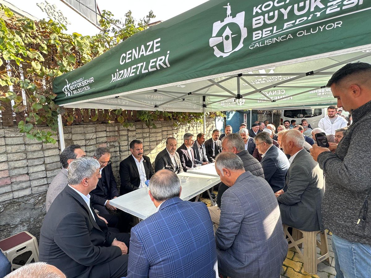 SahinTalus's tweet photo. Dilovası’nda yaşanan elim hadisede hayatını kaybeden emekçi kardeşlerimizin ailelerine taziye ziyaretlerinde bulunduk.

Acılı ailelerimizin yanında olarak başsağlığı dileklerimizi ilettik. https://t.co/mwLRDCLjfA