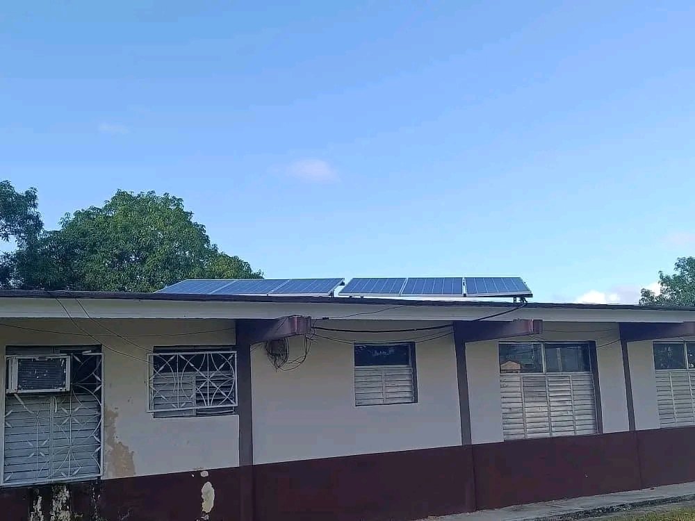 PNUDCuba's tweet photo. En los centros universitarios de Río Cauto y Bayamo en Granma, fueron instalados sistemas fotovoltaicos autónomos para funcionamiento de la institución y servicios en contextos de emergencia, así como apoyo a la comunidad, por proyecto FRE Local con financiamiento de @UEenCuba. https://t.co/uo5cvkvuw4