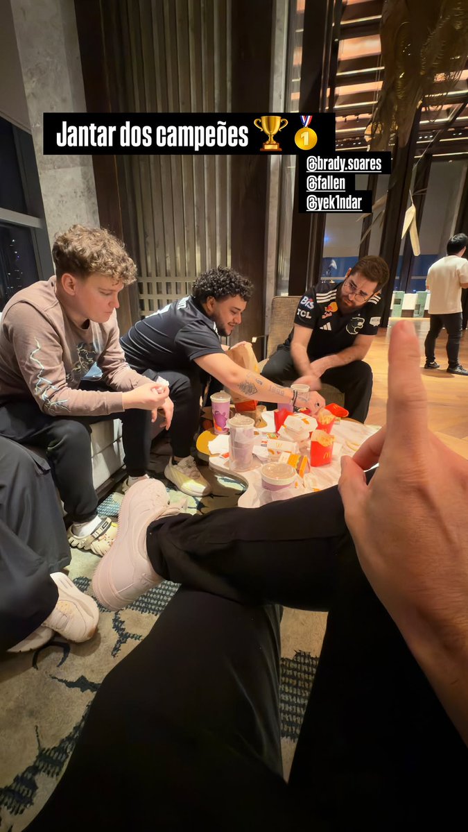 CS2News_EN's tweet image. Champions&apos; Dinner 🏆🥇

The guys won the tournament… just to eat McDonald&apos;s 💪
