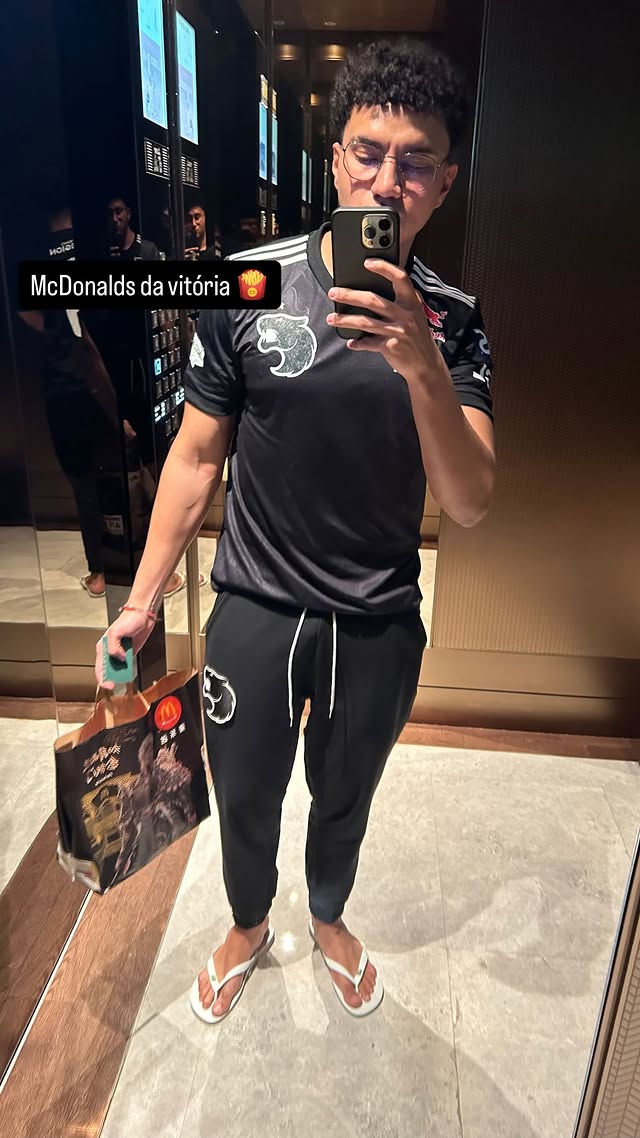 CS2News_EN's tweet image. Champions&apos; Dinner 🏆🥇

The guys won the tournament… just to eat McDonald&apos;s 💪