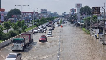 น้ำทะเลหนุน เอ่อล้นท่วมถนนนครอินทร์ สะพานพระราม 5 ฝั่งบางศรีเมือง ต.บางไผ่ อ.เมือง จ.นนทบุรี ทั้งขาเข้าและขาออก  . จราจรเตือนรถเล็กและรถไฟฟ้าไม่ควรผ่าน  ควรหลีกเลี่ยงเส้นทางชั่วคราว   #นนทบุรี #น้ําท่วม