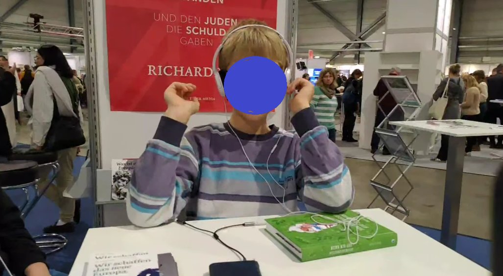 Bronx58's tweet photo. Pädo-und rechtsextreme Live-Streamer nehmen gerne Kinder unverpixelt ins Visier– sie haben anscheinend kein Problem damit, denn so arbeiten die „Journalisten“ der alternat.(neuen) Medien.
#Halle #Seitenwechsel #brauneBrut #FckNZS #fckafd #UtopiaTv #Weichreite #ETVC #BittelTV usw. https://t.co/oji5I3oB4H