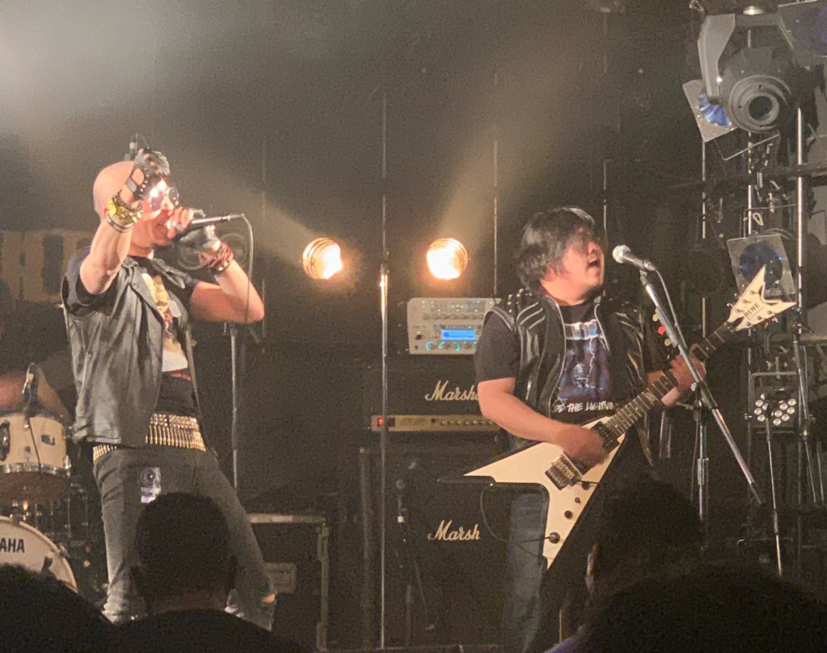 2曲目にやったHellcrisisは俺がRisingfallに加入する前からあった曲で、石井君の加入初ライブで改めて披露した曲でもある。
そしてこの日は泥虎と初めて知り合った日でもあったんだよ。
そこにはBranded Evilという名前だったVerdalackの前身バンドも出ていた。様々なものが繋がっている！！