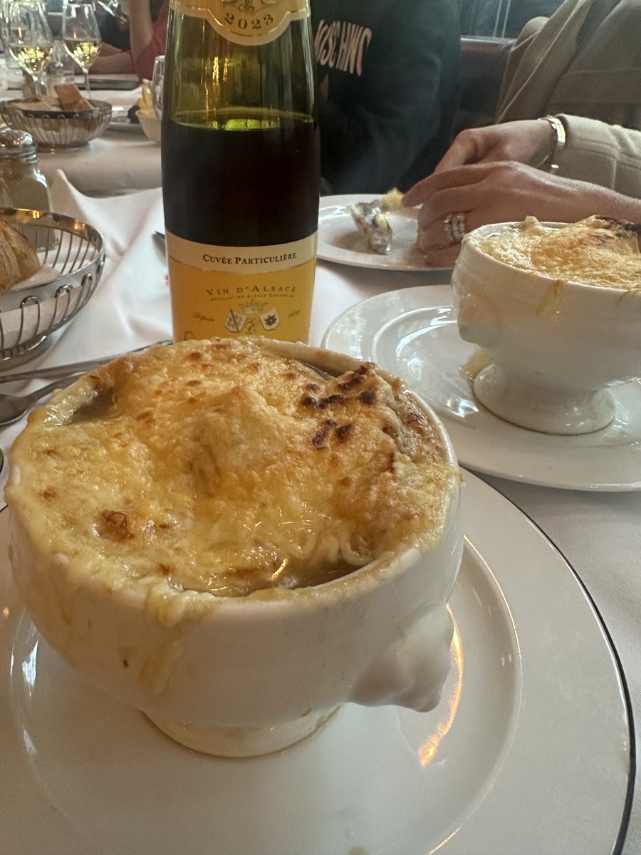 4KobusWiese's tweet photo. Pinot Noir with traditional French Onion soup on the Champs Elysees is just special! https://t.co/wDjt7oCaqN