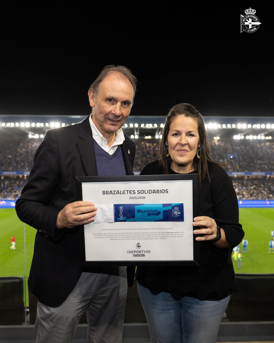 RCDeportivoFund's tweet photo. 🤝© A estrea do segundo brazalete solidario, da man de Dignidad Galicia no #DéporCultural

⚽️ Diego Villares foi o encargado de portar o brazalete durante o encontro. https://t.co/pzMAC1TNtL