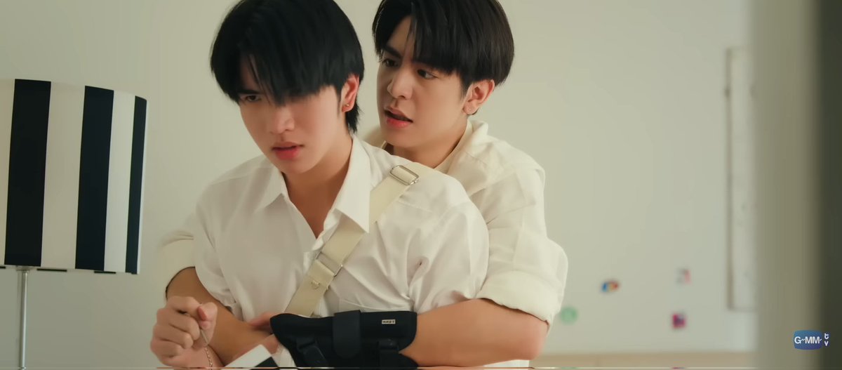 MariaA60911's tweet photo. Aí eu estou simplesmente em surtos com esse episódio, o Jay descobrindo que o Jin ainda gosta dele..e pela prévia do próximo ele vai até que enfim aceitar que ele também gosta do Jin. MEU SURTOOO
#H2HEPISODE3 #H2Hseries #H2HseriesEP3 https://t.co/zQiG5TqMkV