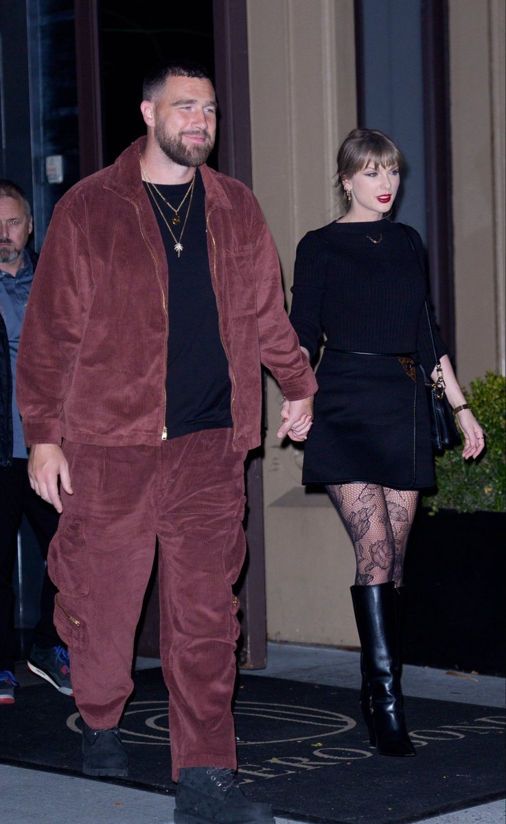 tswmedia13's tweet image. Taylor Swift was seen out in New York City several times this week, enjoying time with friends and Travis Kelce. Check out the latest candids in the gallery!

taylorpictures.net/index.php?cat=…