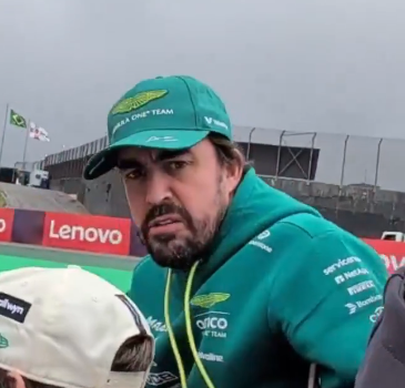Nachez98's tweet photo. 🎞️ Atentos a la secuencia:

🫨 Le pega berridos al pobre Piastri

👹 Se da cuenta de que le graban, va enchepao y con toda la cara del Aberroncho

❓ Se despolla

👋 Sonríe y saluda (la táctica de los pingüinos de Madagascar 🐧)

😭 Le quiero tanto que daría mi vida por él https://t.co/q7dnRvyg2o