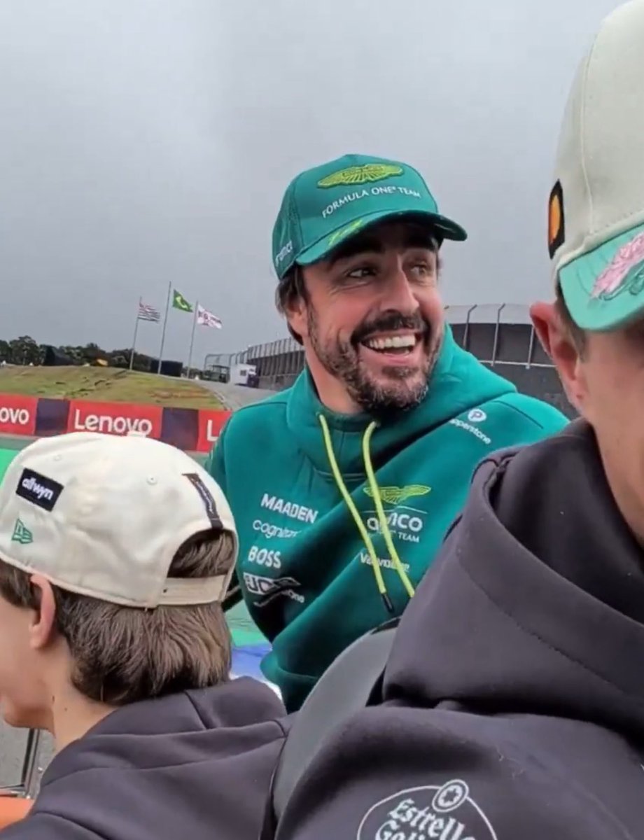 KDZ_001's tweet image. Without camera               With camera