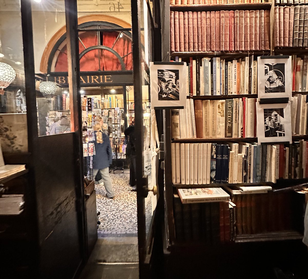 شبه بروست الصداقة بالقراءة 
 لأن كلا النشاطين يستلزمان الاجتماع مع الآخرين ، ولكنه أضاف ان للقراءة ميزة جوهرية :
" في القراءة ، تعود الصداقة فجأةً الى نقائها الأصلي. ليس ثمة ودً زائف حيال الكتب. حين نقضي المساء مع هؤلاء الأصدقاء، فهذا لأننا نرغب بذلك حقًا "